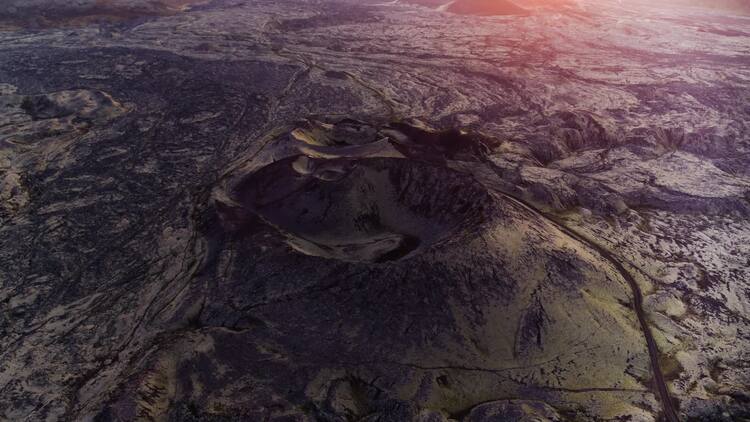 日落空中凝固的熔岩中的火山