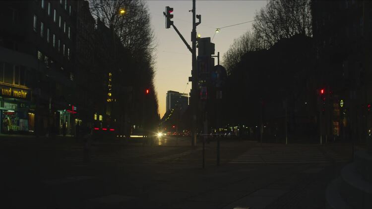 在城市中，人和车通过红绿灯
