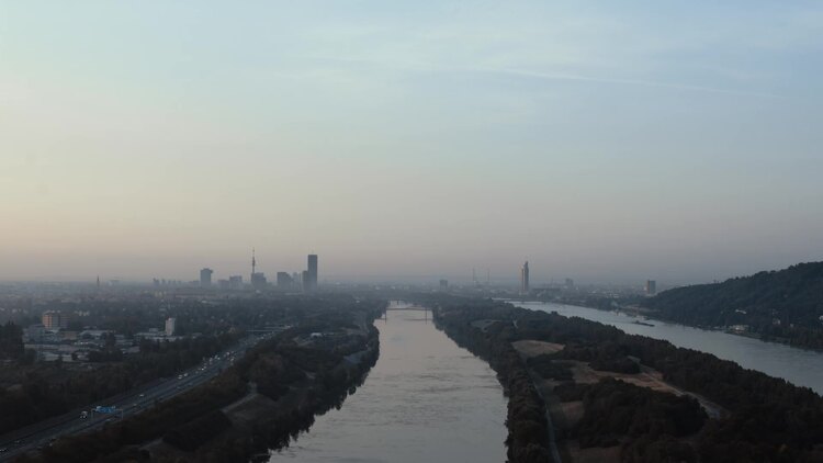 黎明时流入城市的两条河流