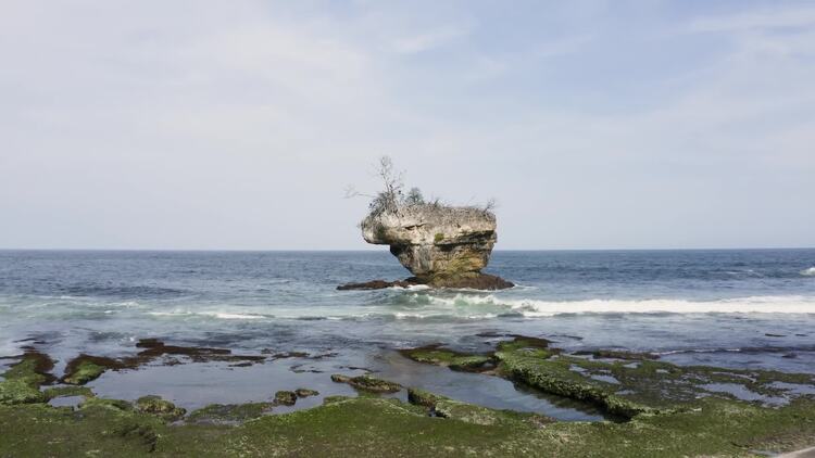 海洋中矗立的大岩石