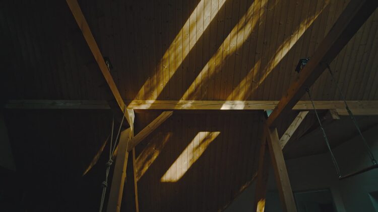 木屋中有木制天花板的房间